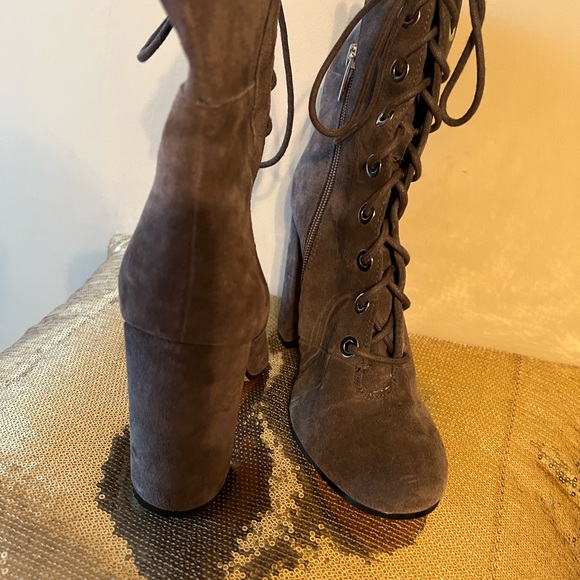 VINCE CAMUTO GRAY SUEDE LEATHER BOOTS WITH HEEL. LACE UP WITH SIDE ZIPPER! - Picture 11 of 16